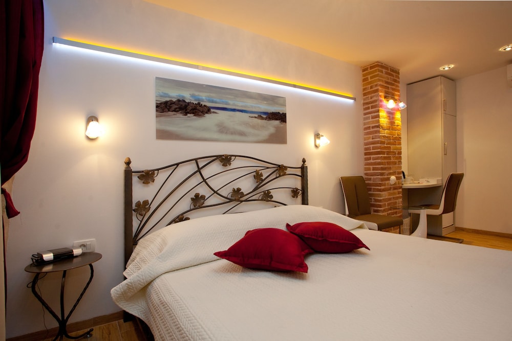 DELUXE, QUEEN BED