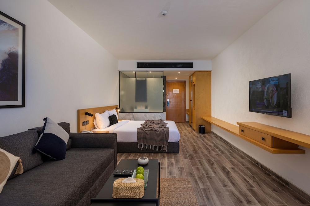 Creek, Premium, Queen Bed, Lagoon View, Sofa