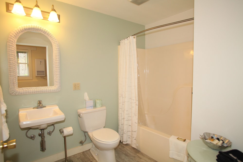 Glen Cove Inn and Suites 43/50
