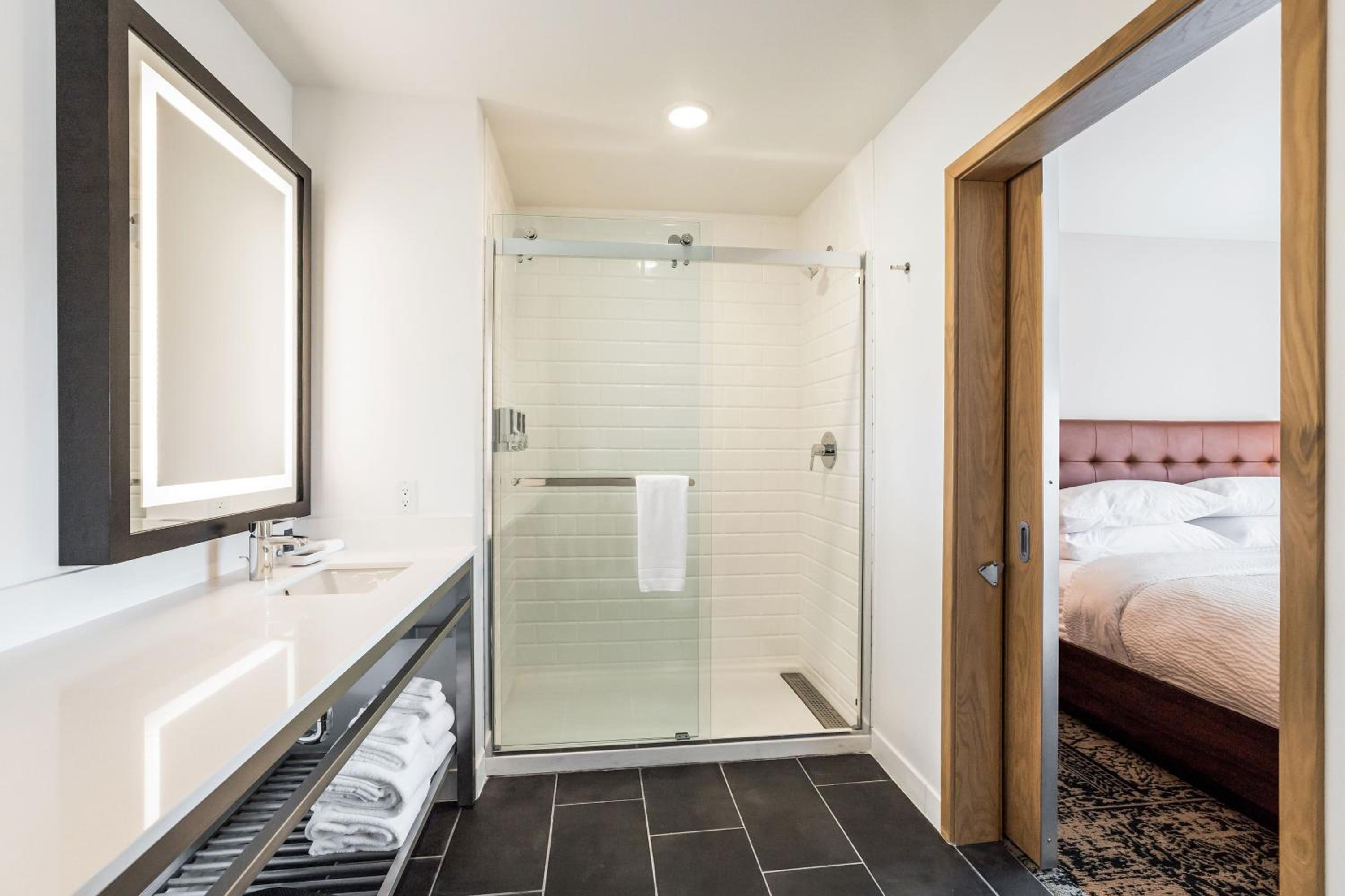 جناح كبير بسرير كينج بغرفة نوم واحدة مع أريكة، Four Points By Sheraton Elkhart 4/5