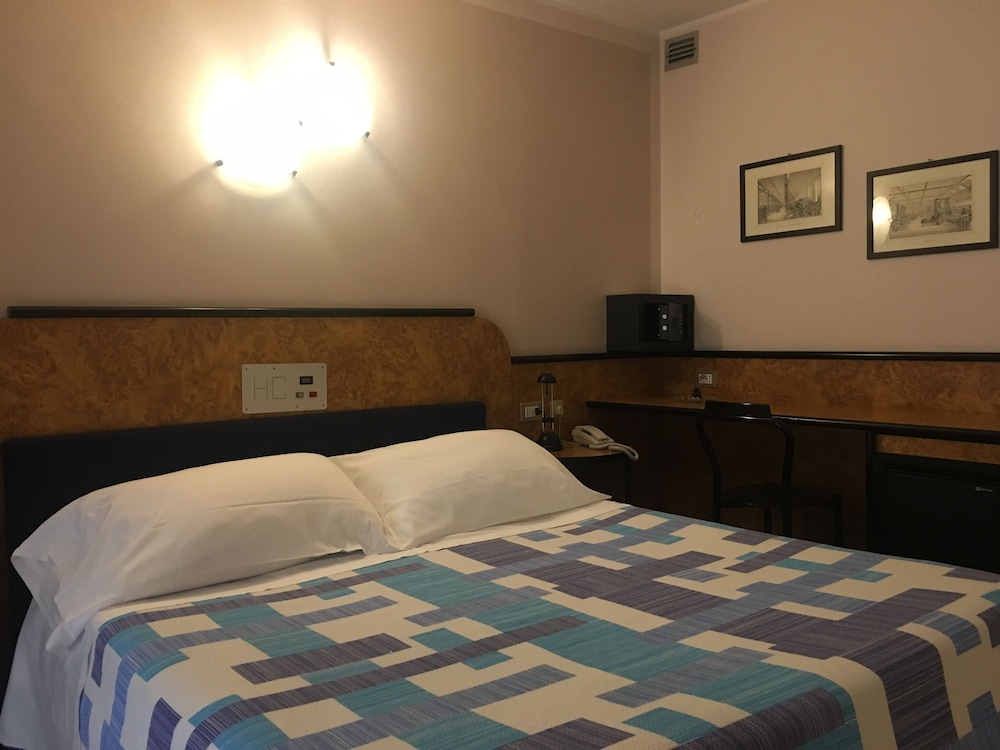 Cristina Hotel 10/40