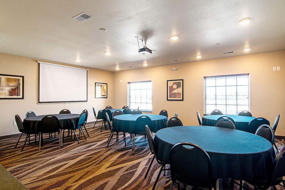 Cobblestone Hotel & Suites - Paxton 41/63
