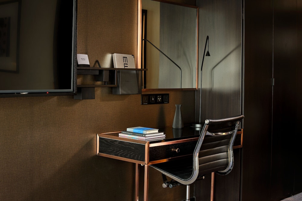 Montcalm East, Autograph Collection 58/73