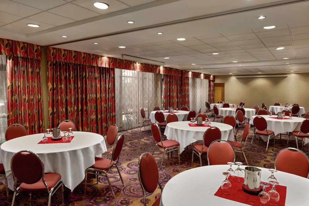 Hampton Inn and Suites by Hilton Langley Surrey 50/72