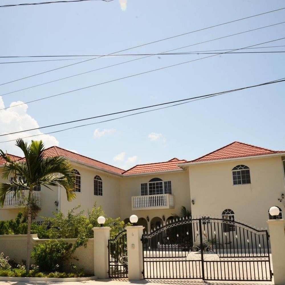 Retreat Guesthouse Luxury Suites 3/50