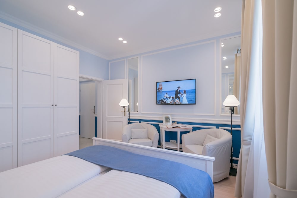 Revelton Suites 18/71