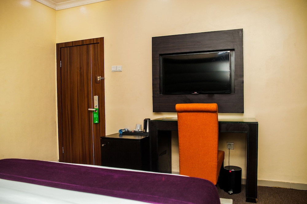 Cribville Hotel & Suites 30/41