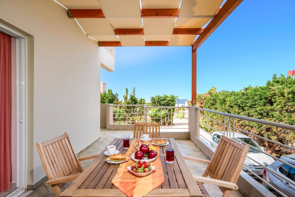 Stamatakis Boutique Studios 24/50
