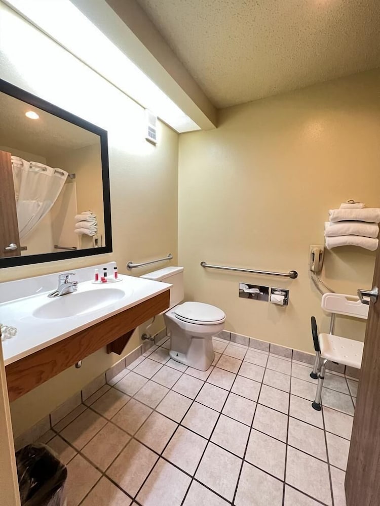 Super 8 by Wyndham Watertown WI 24/49