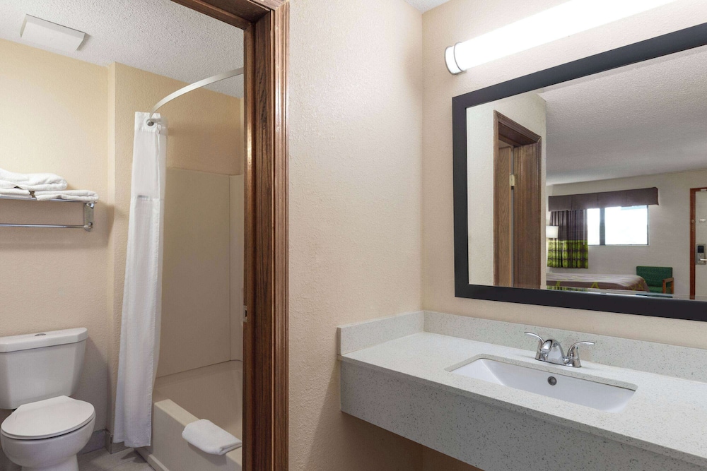 غرفة بسرير مزدوج للمدخنين، Super 8 By Wyndham Fort Mitchell Cincinnati Area 5/6