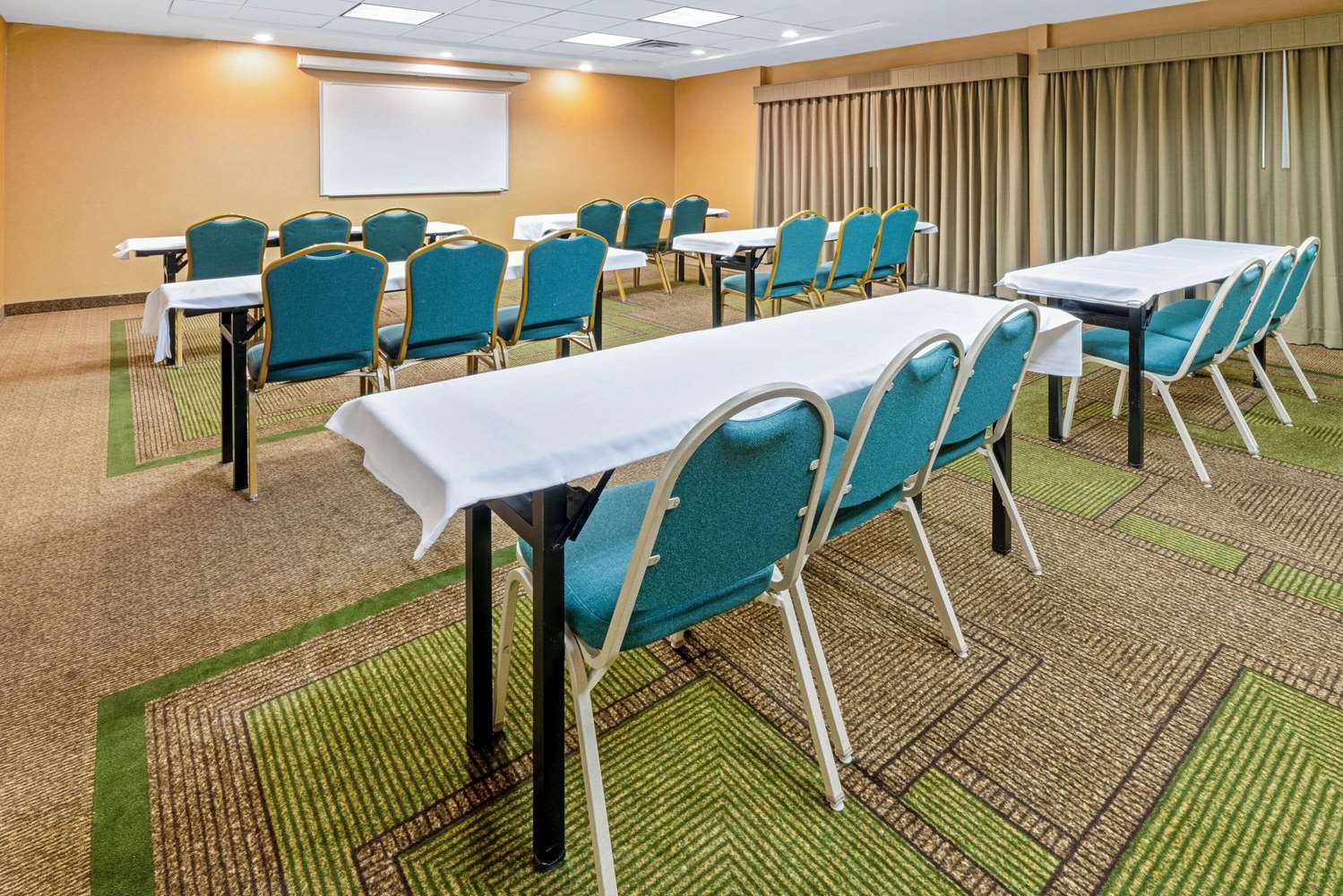 La Quinta Inn & Suites by Wyndham Salt Lake City Airport 40/48