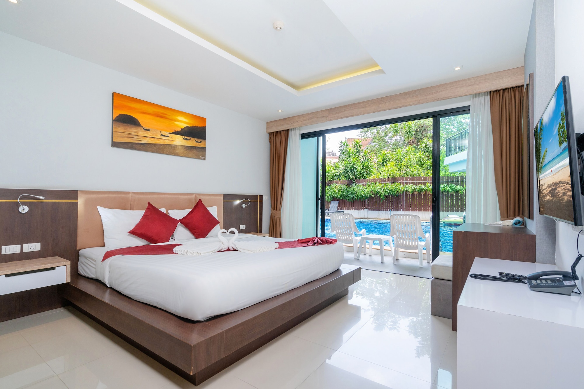 DELUXE, DOUBLE BED, POOL ACCESS