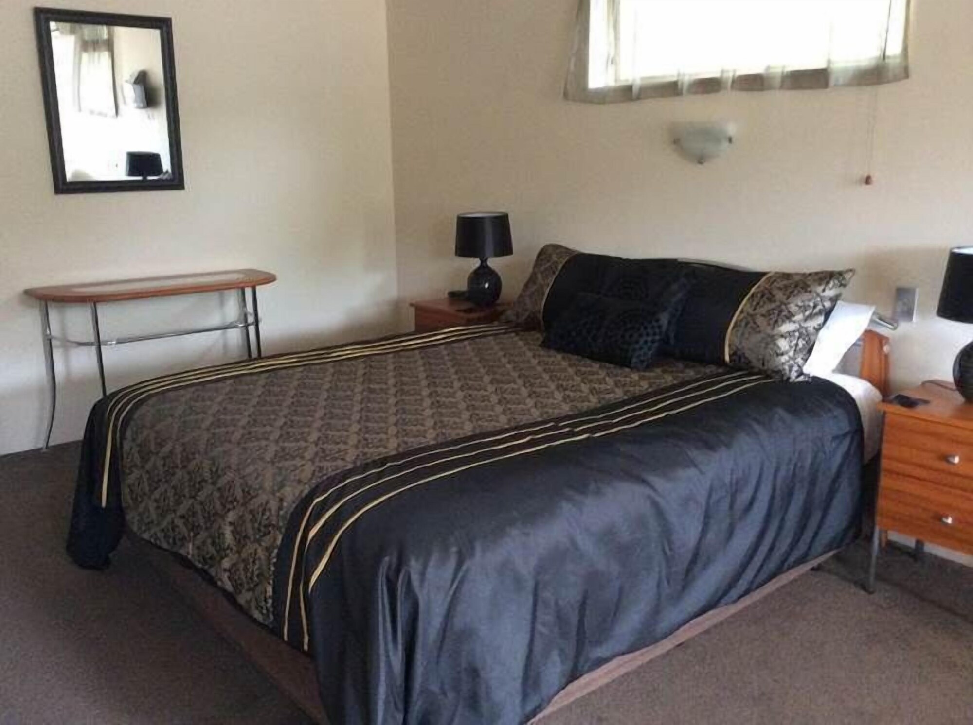 Gold, Deluxe, Studio, Suite, King Bed, Kitchenette