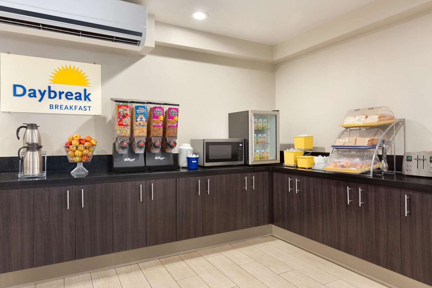Days Inn & Suites By Wyndham Anaheim At Disneyland Park 33/44