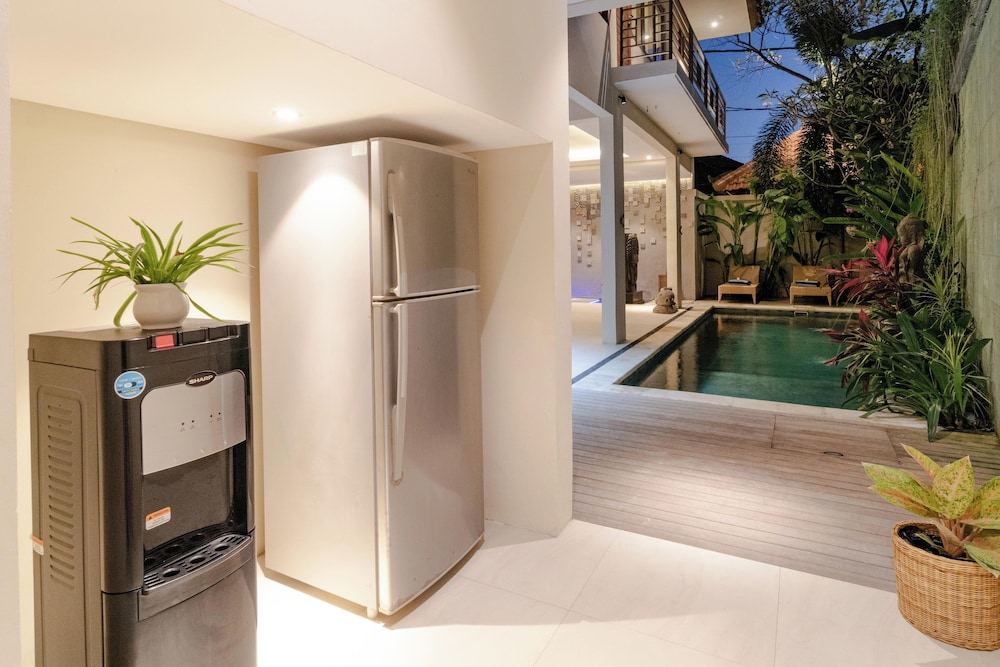 LAROSE VILLA 8/47
