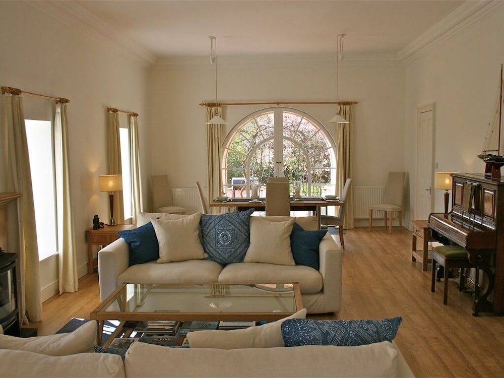 The Coach House 3/10