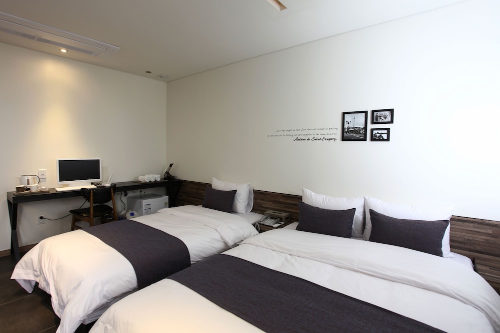 S Hotel 18/44