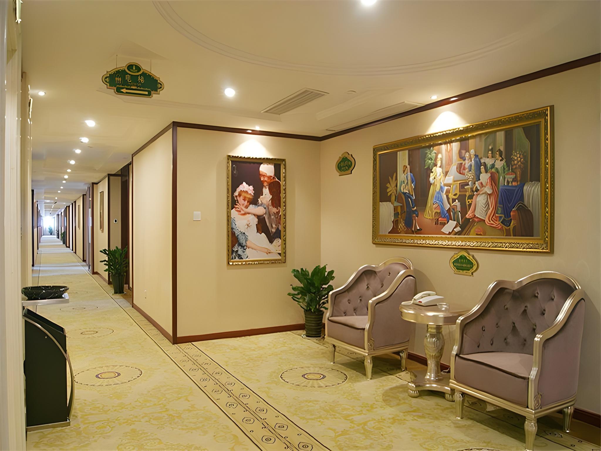Vienna International Hotel ( Shanghai New International Expo Center Kangqiao Metro Station) 44/55