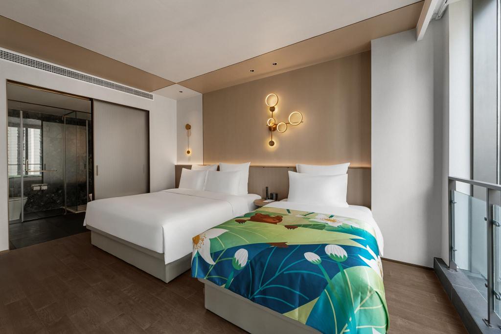 IDEAL, SUPERIOR, FAMILY, SUITE, 1 KING AND 1 SINGLE BEDS