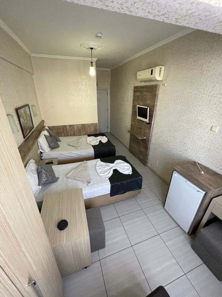FAMILY, TWIN BEDS