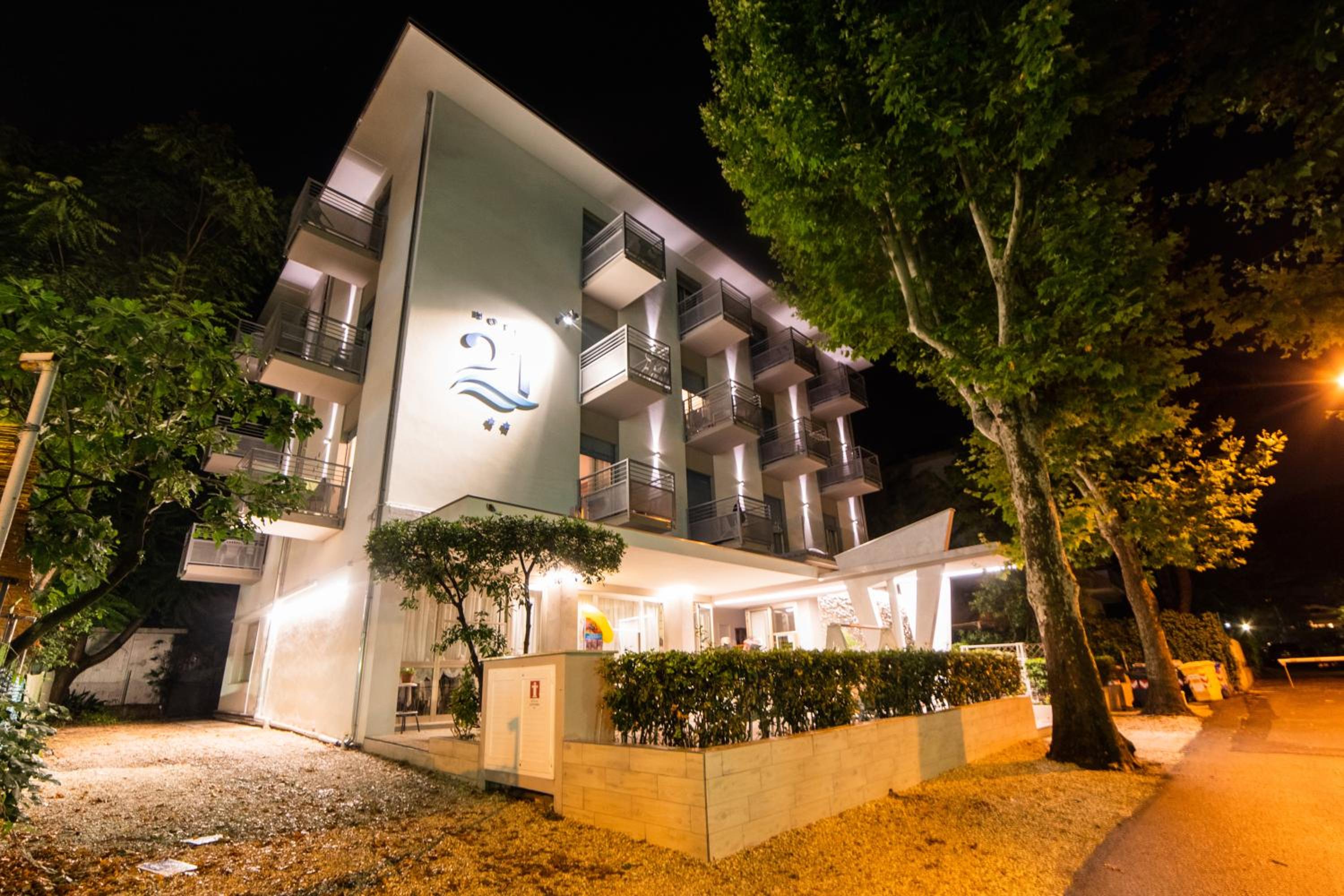 Hotel 21 3/55