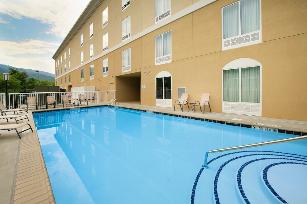 Holiday Inn Express Suites Caryville 40/57