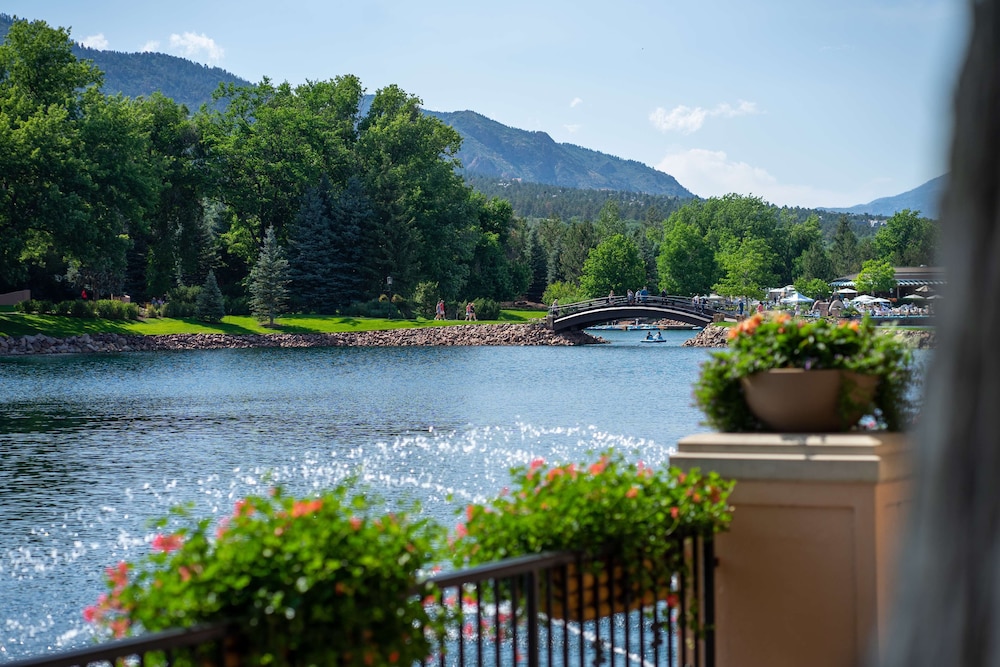 THE BROADMOOR 64/73