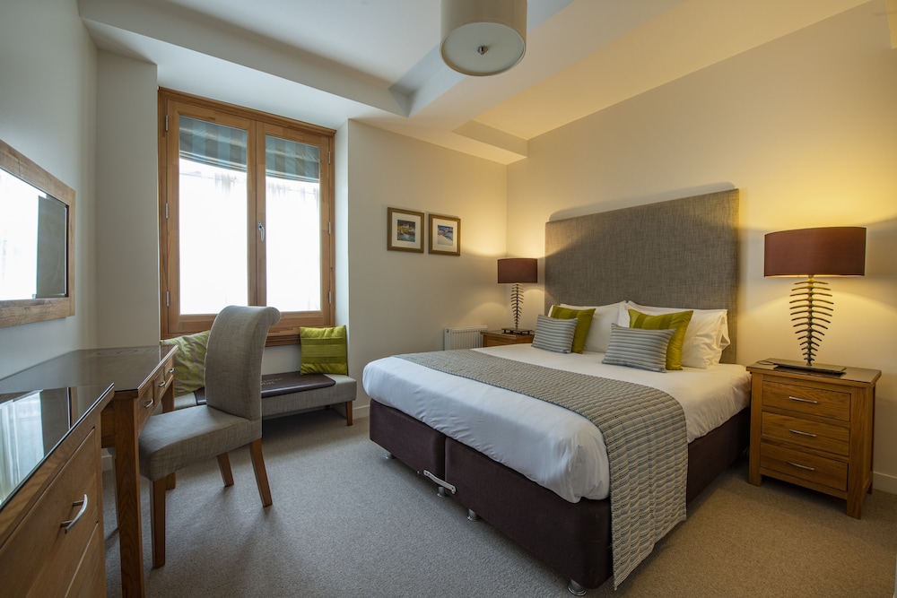 1 Bedroom, Superior, Apartment, Queen Bed, City View, High Street View