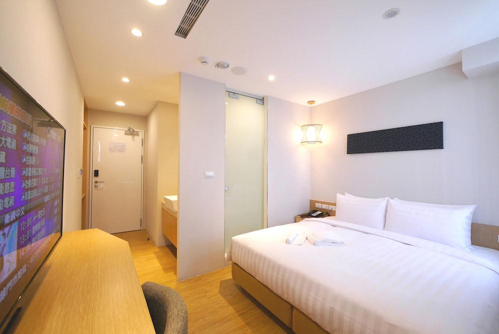 DELUXE, KING BED