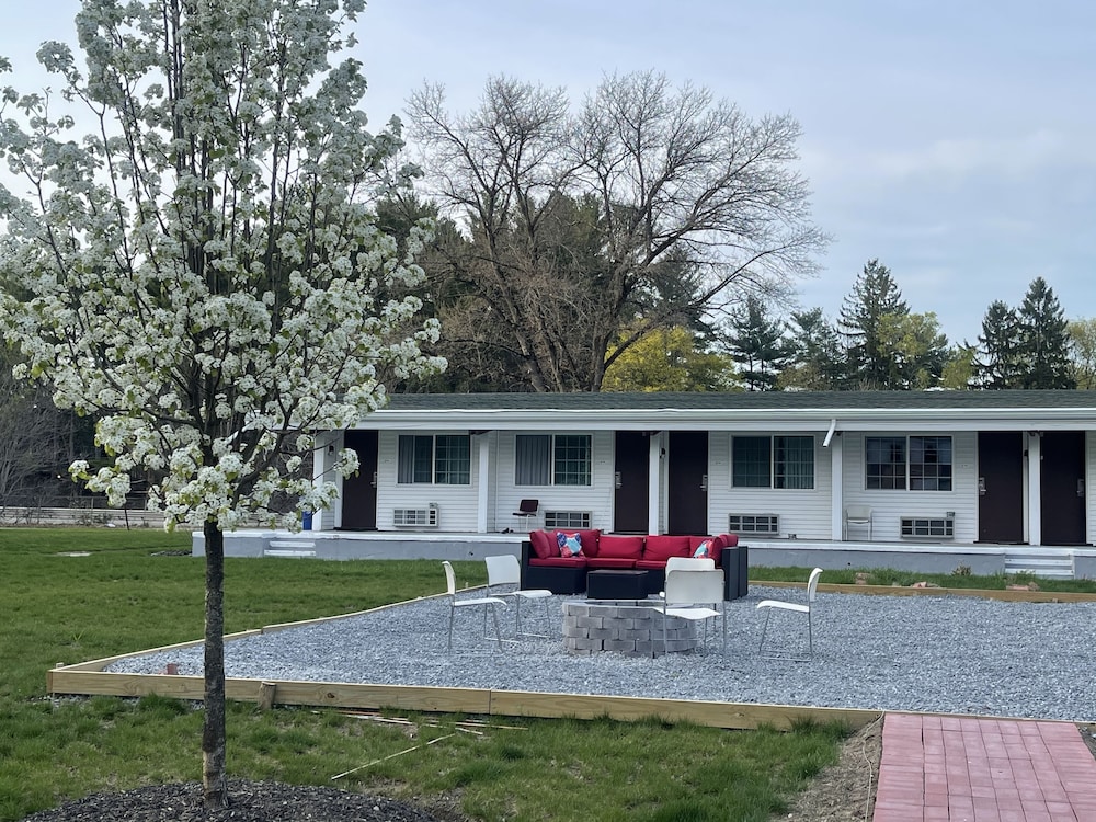 Howard Johnson by Wyndham Acton 22/33