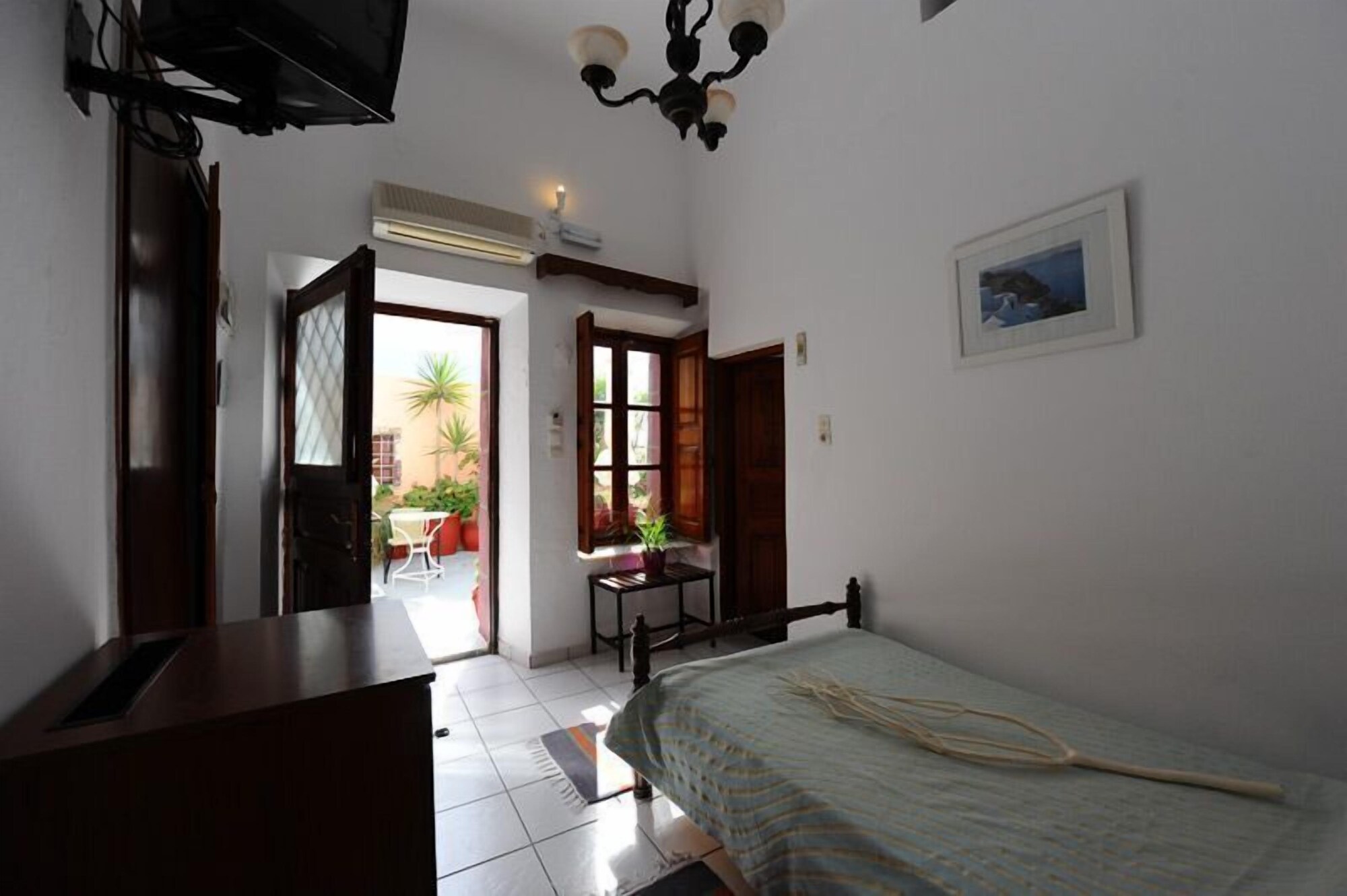 ROOM, SINGLE