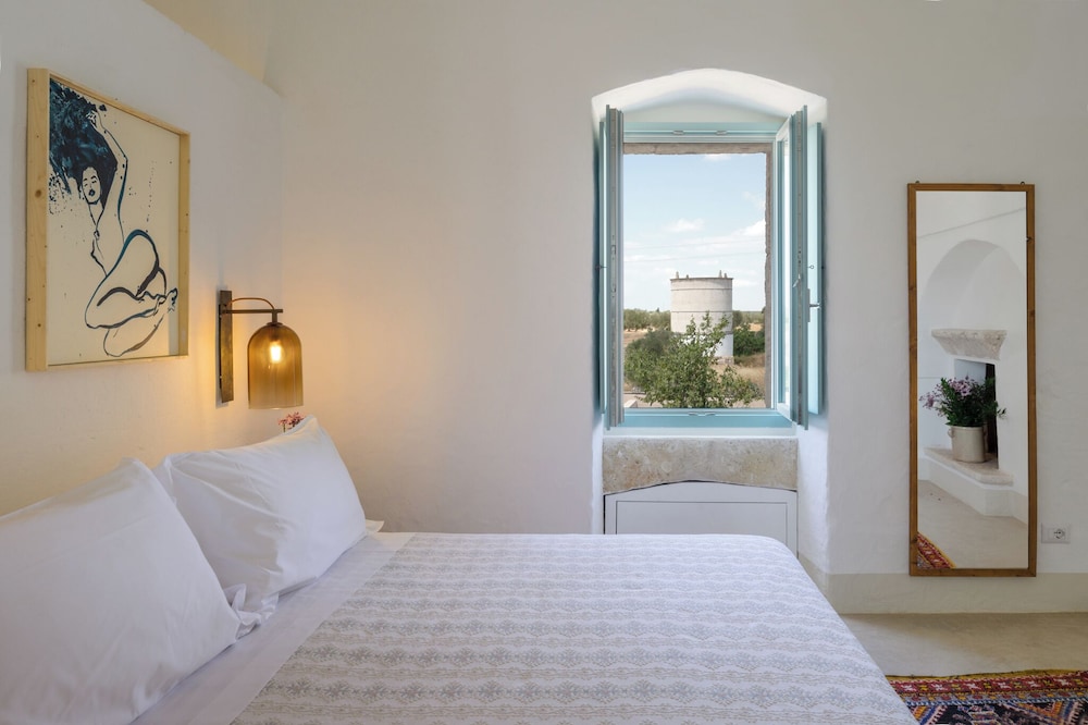 Panoramic, Suite, Queen Bed, Sofa, Garden Area