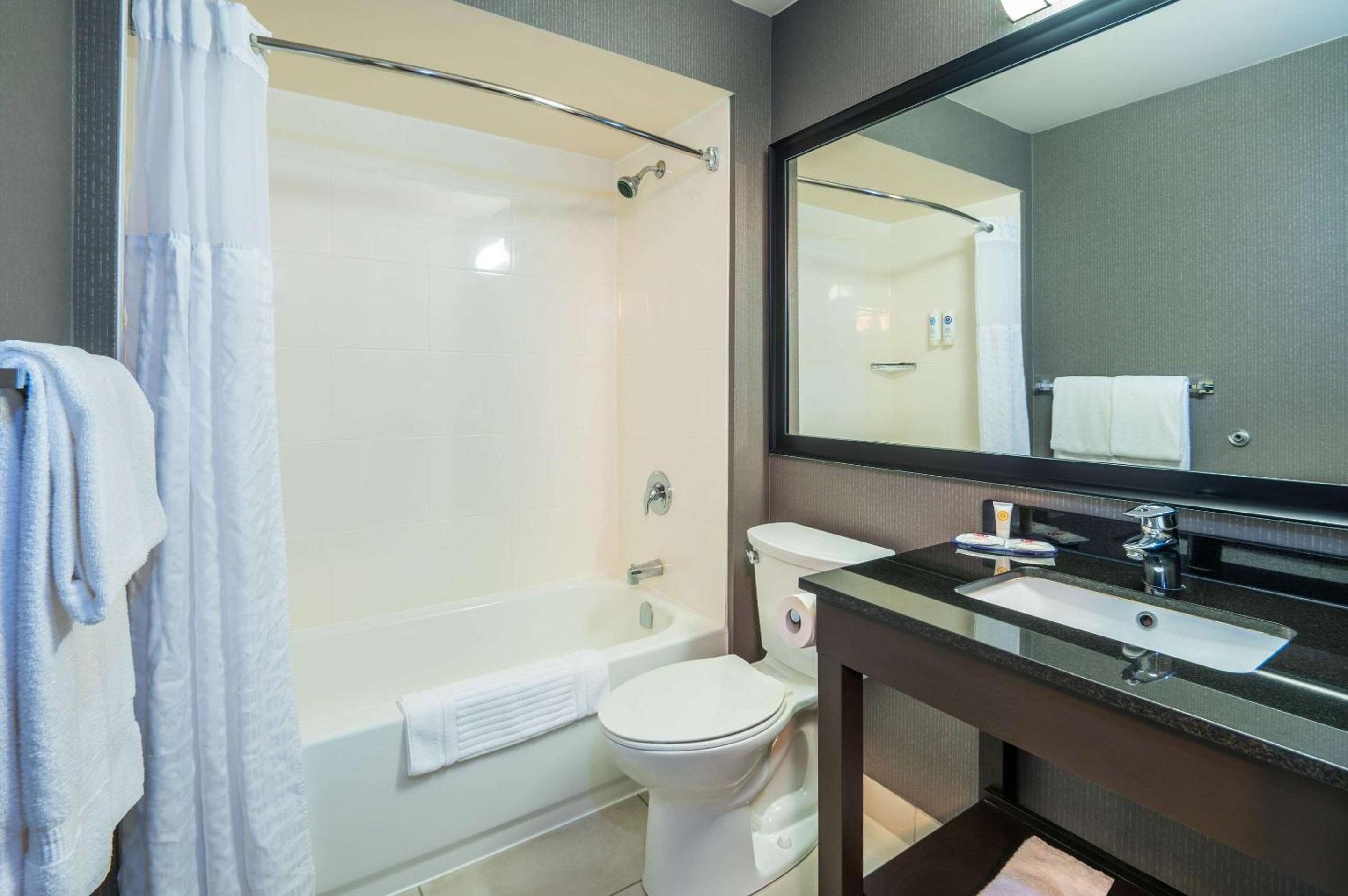 غرفة قياسية بسرير كينج وسريرين كوين، Comfort Inn Gatineau 6/9