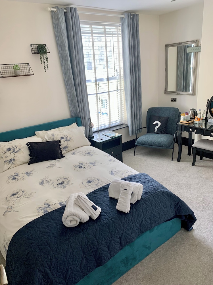DELUXE, DOUBLE OR TWIN BED