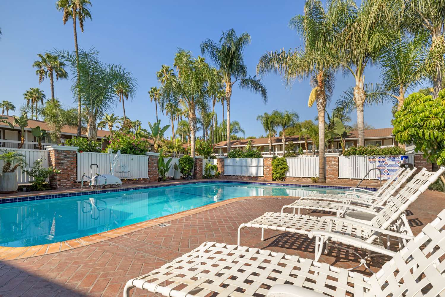 Best Western Plus Carriage Inn 75/78