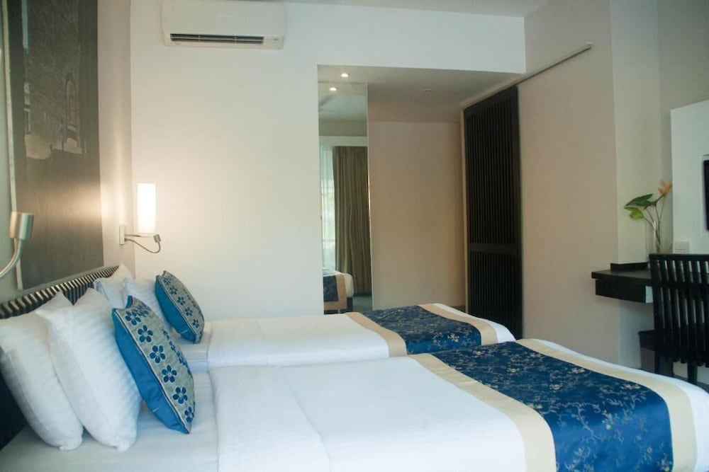 Whispering Palms Beach Resort 16/71