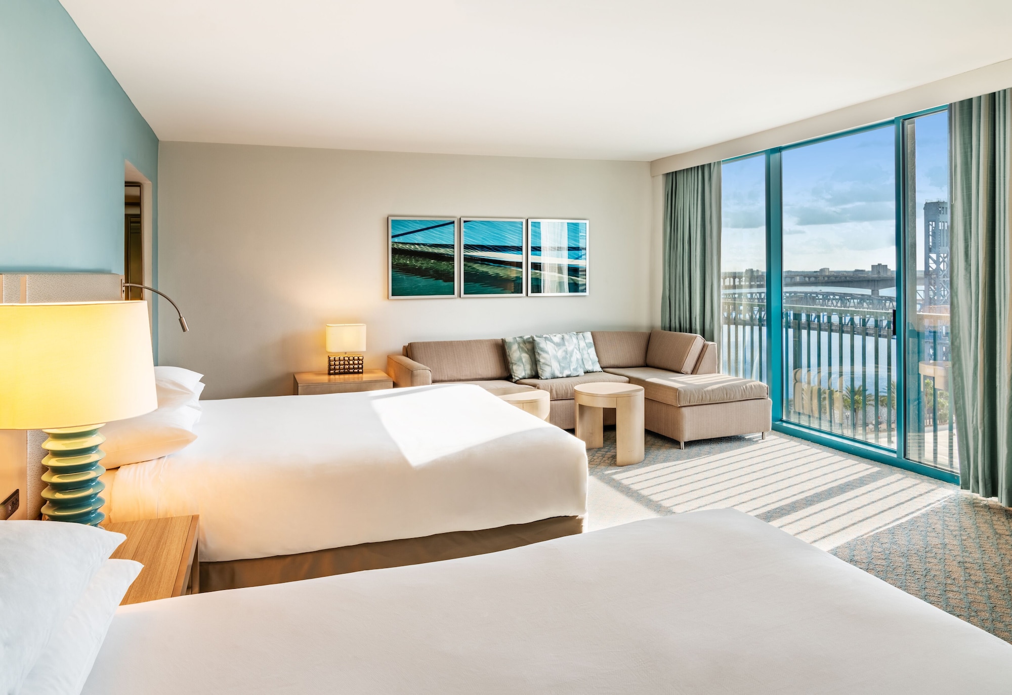 غرفة كلوب بسريرين كوين