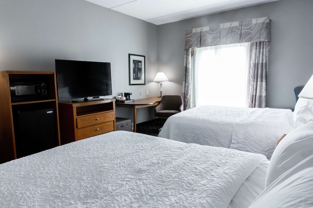 Hampton Inn & Suites Chesapeake-Square Mall 8/41