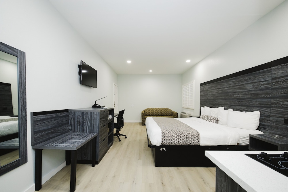 Sapphire Inn & Suites- Deer Park 16/36