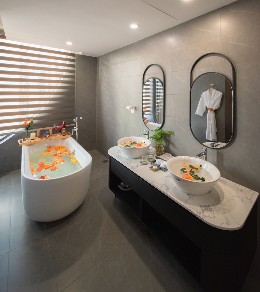 GRAND TOURANE NHA TRANG HOTEL 36/50