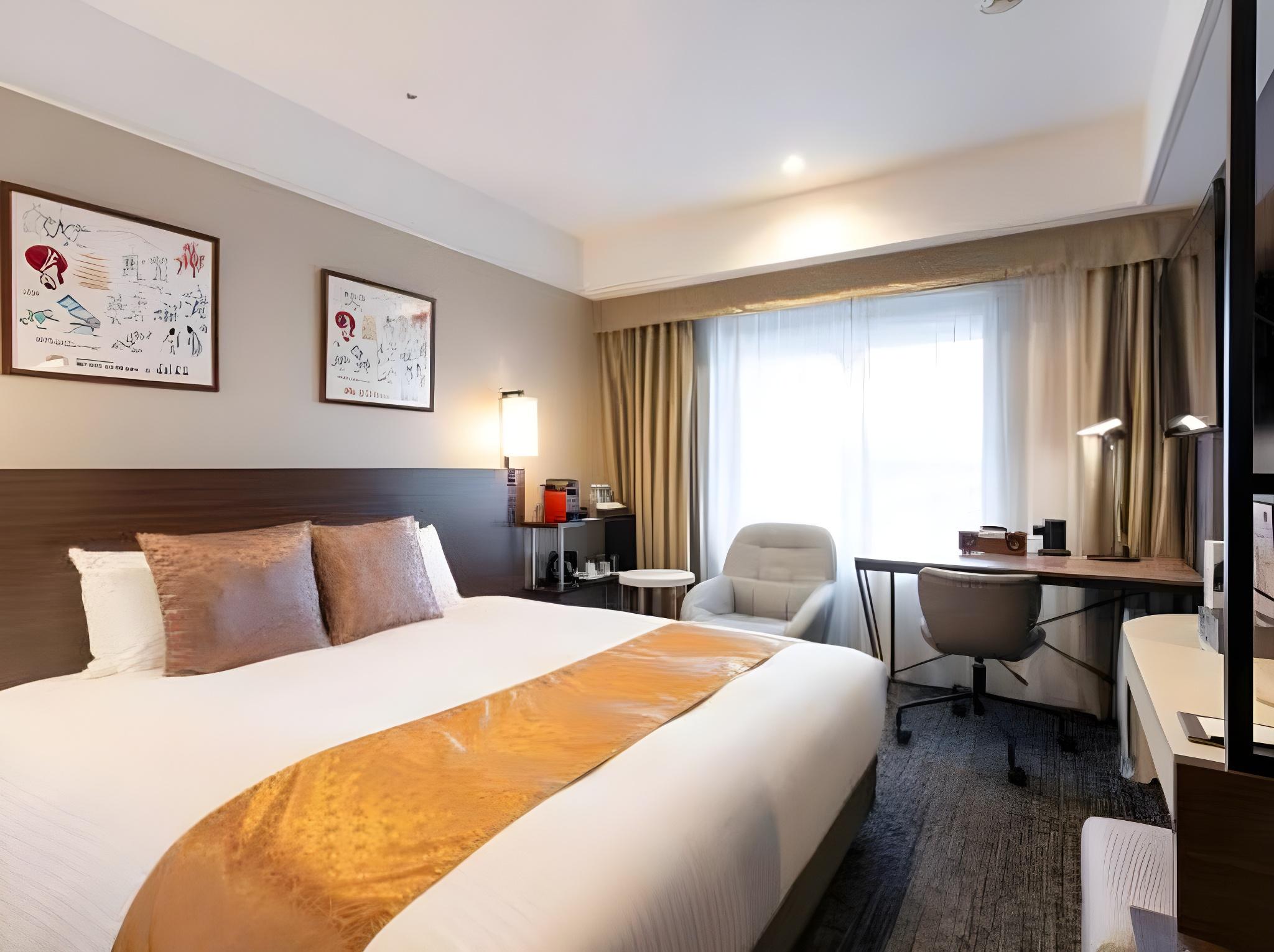 Moderate, Queen Bed