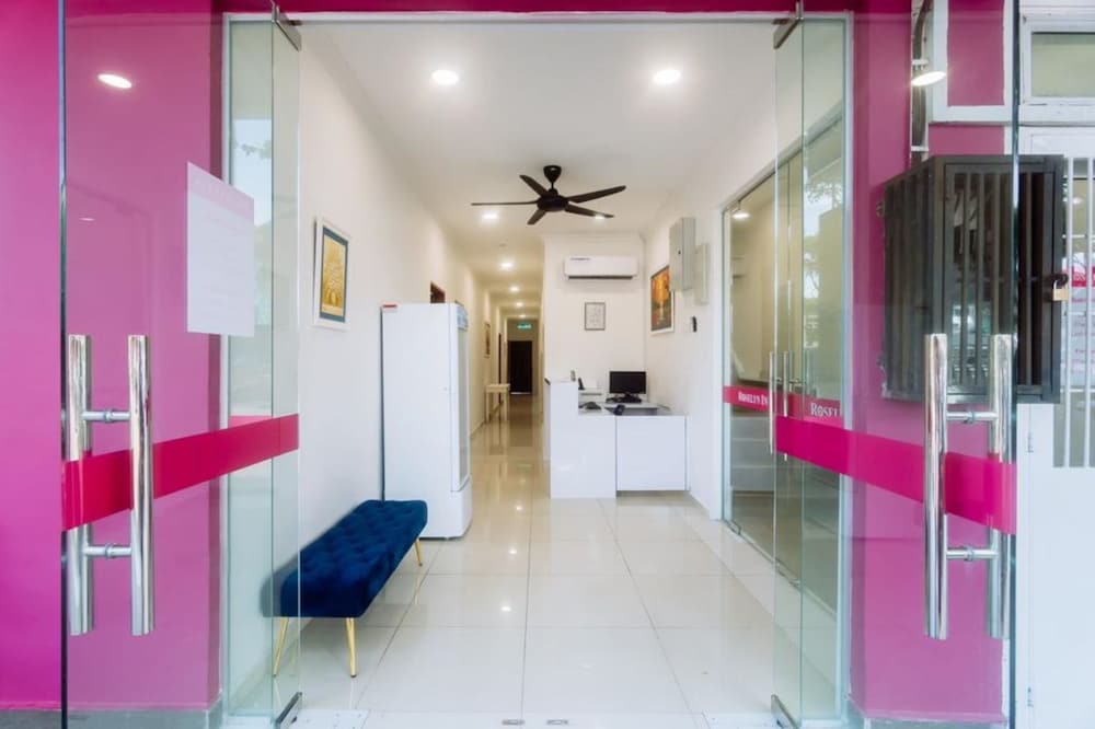 OYO 90090 Roselyn Inn 2 10/27