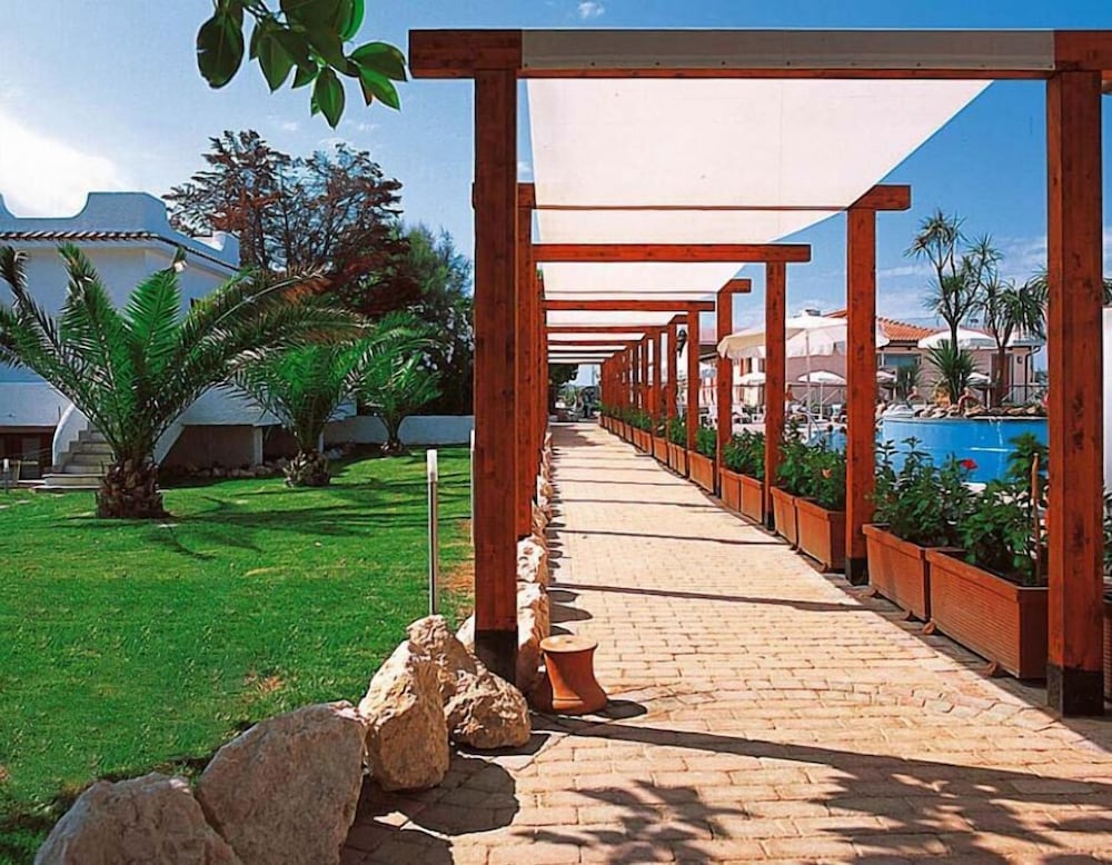 Le Mandrelle Beach Resort 21/28