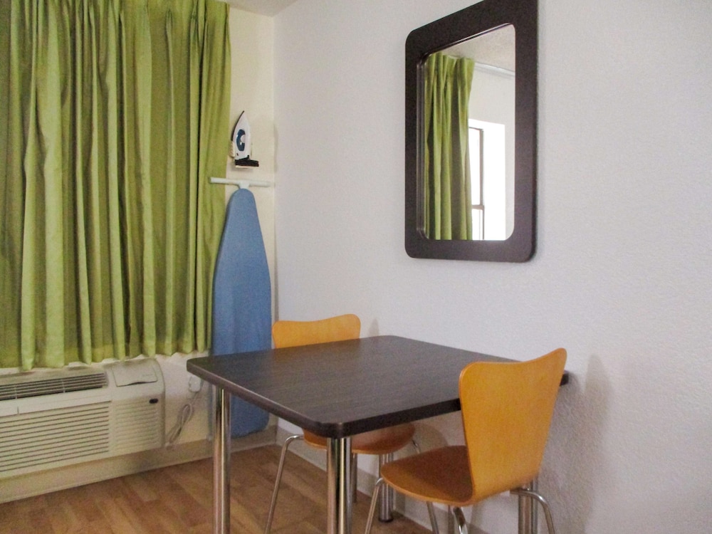 Studio6 Luling, LA 33/39