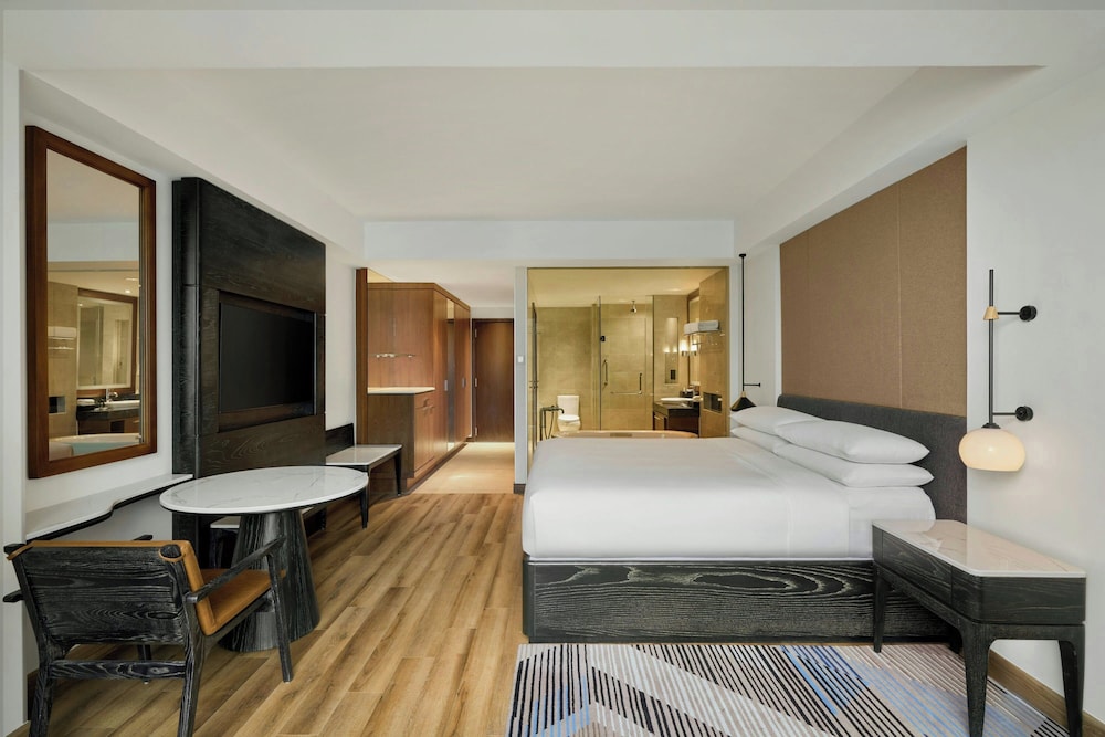DELUXE, KING BED, CITY VIEW
