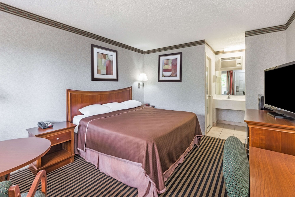 Howard Johnson by Wyndham Hartford South - Rocky Hill 7/31