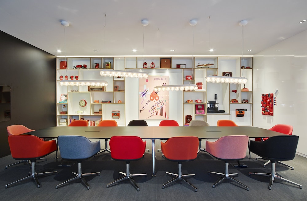 CITIZENM SCHIPHOL AIRPORT HOTEL 46/53
