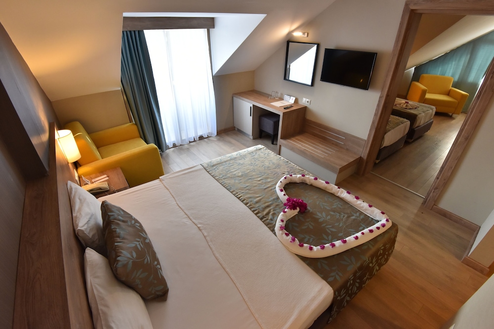 2 BEDROOMS, FAMILY, BALCONY