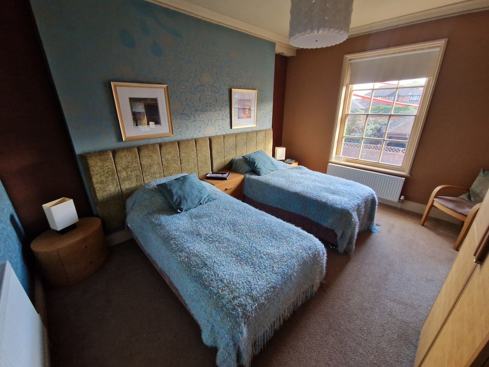 Standard, Twin Beds, Bathtub