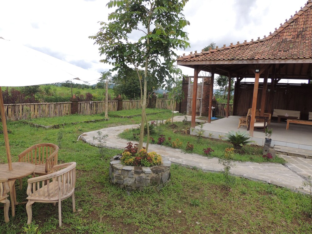 Singgasana Villa & Resto 52/55